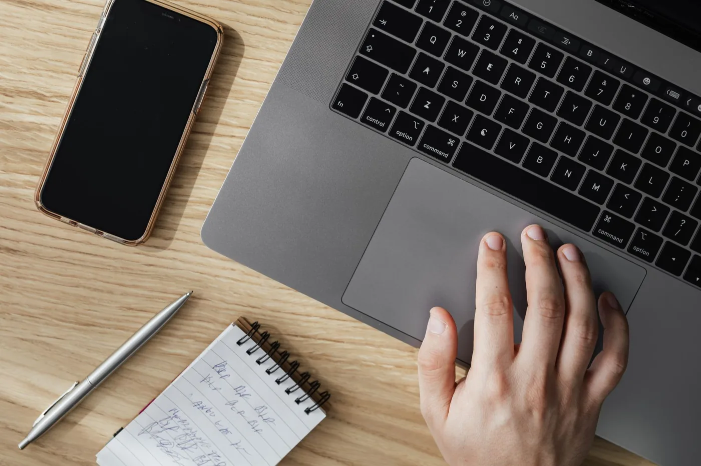 Bàn làm việc với laptop, điện thoại và sổ tay