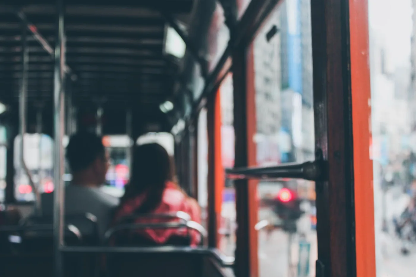 Hành khách ngồi trên xe buýt trong thành phố