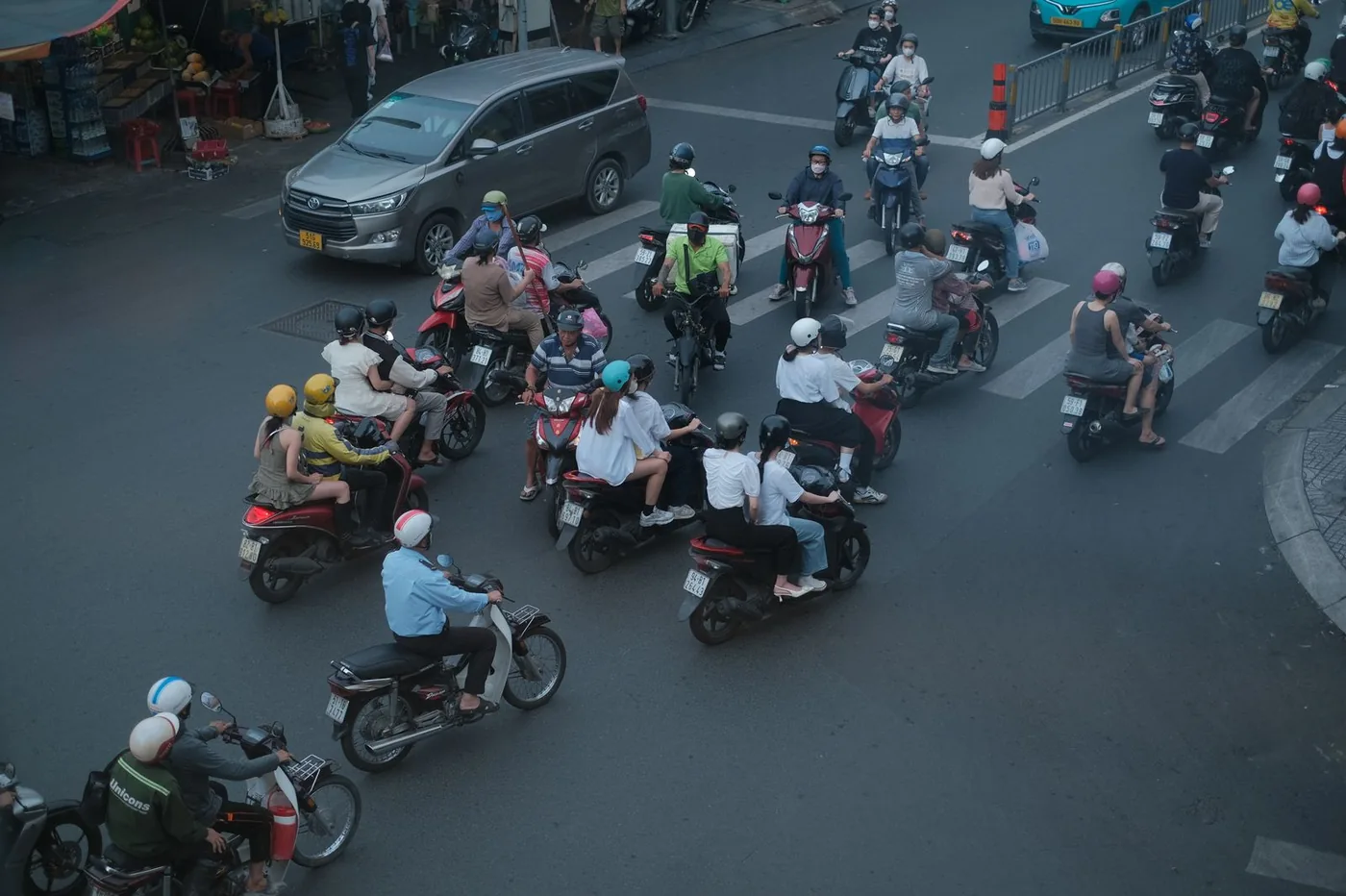 Dòng xe máy qua giao lộ giờ tan tầm