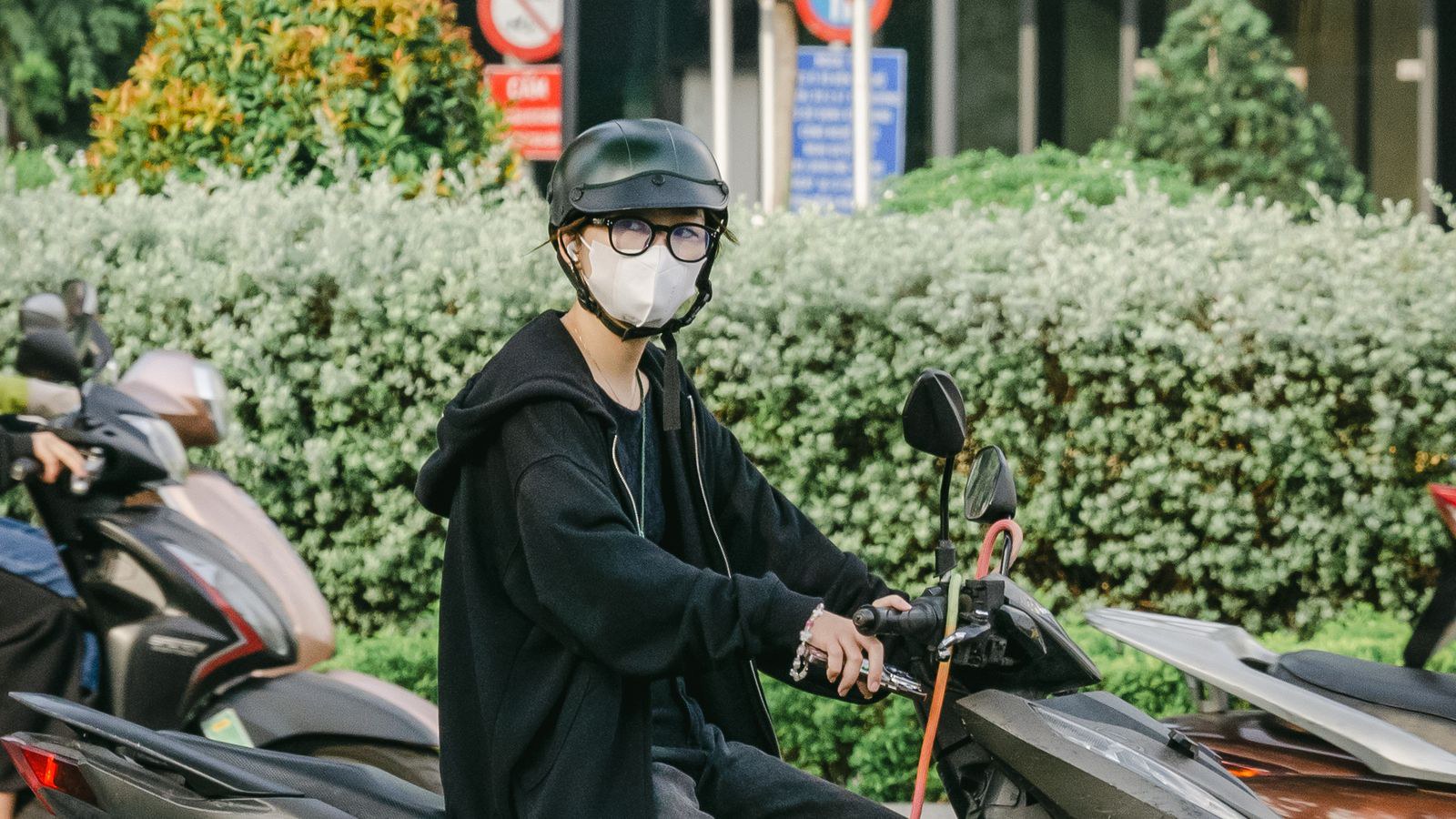 Túi đeo chéo Korin SnapSling K18: khóa nam châm mở một tay